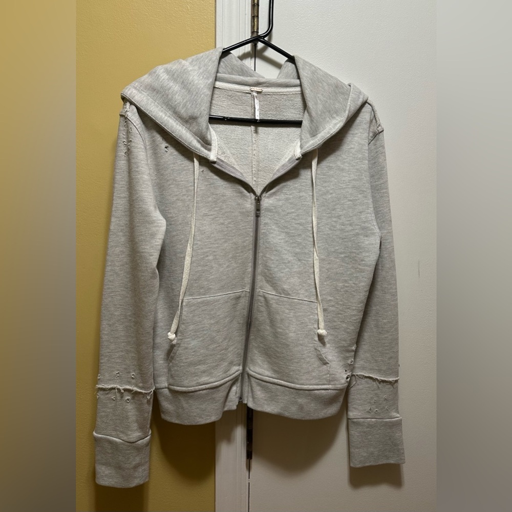 FREE PEOPLE LIGHT GRAY DISTRESSED ZIP UP HOODIE WITH DRAWSTRINGS. (S)